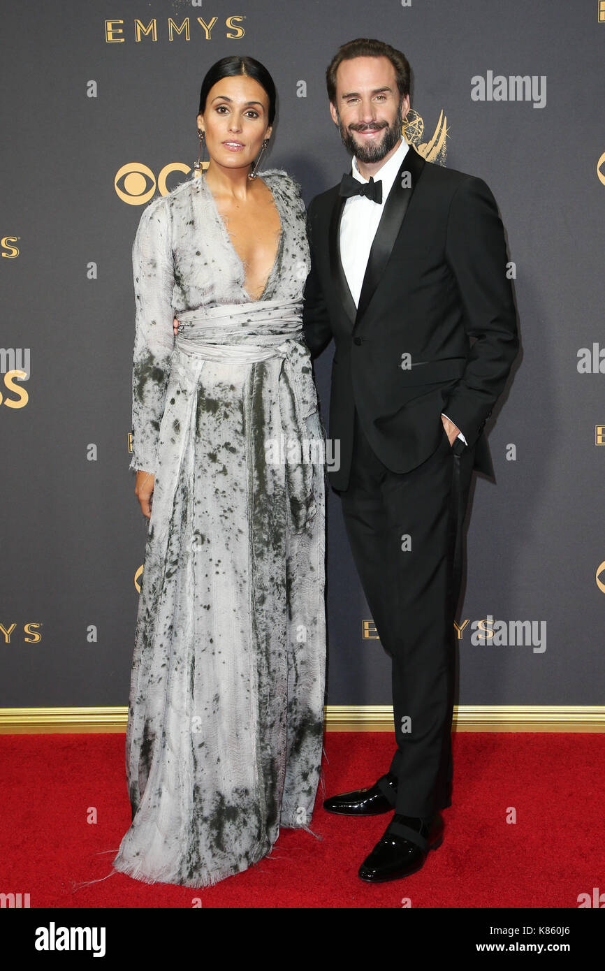 Los Angeles, Califionia, Stati Uniti. 17th settembre 2017. Maria Dolores Dieguez, Joseph Fiennes Al 69th Emmy Awards Presso Il Microsoft Theatre In California Il 17 Settembre 2017. Credito: Faye S/Media Punch/Alamy Live News Foto Stock