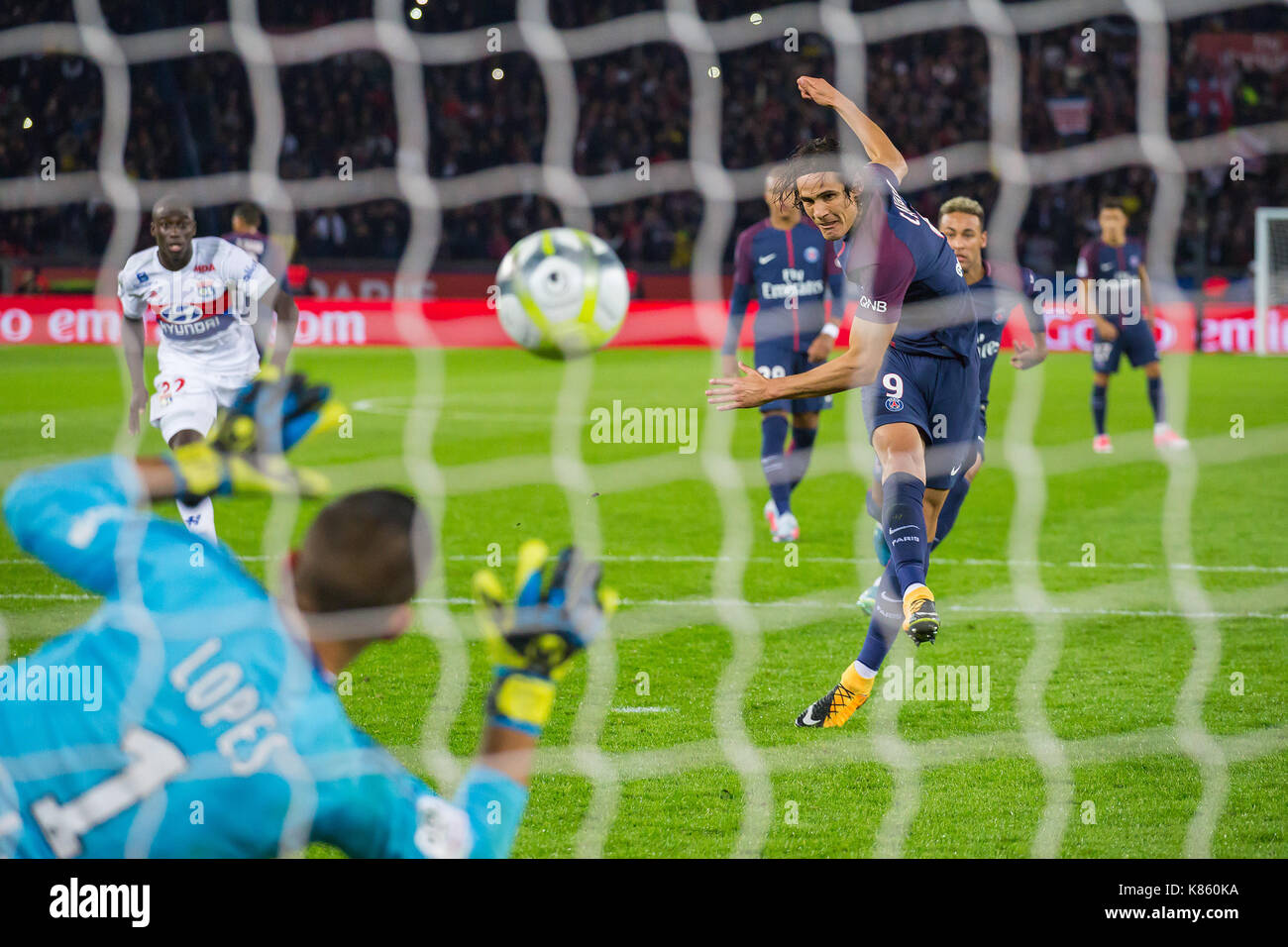Edinson Cavani in azione durante il French Ligue 1 partita di calcio tra Paris Saint Germain (PSG) e Olympique Lyonnais (OL) presso il Parc des Princes. Il 17 settembre 2017 a Parigi, Francia Foto Stock