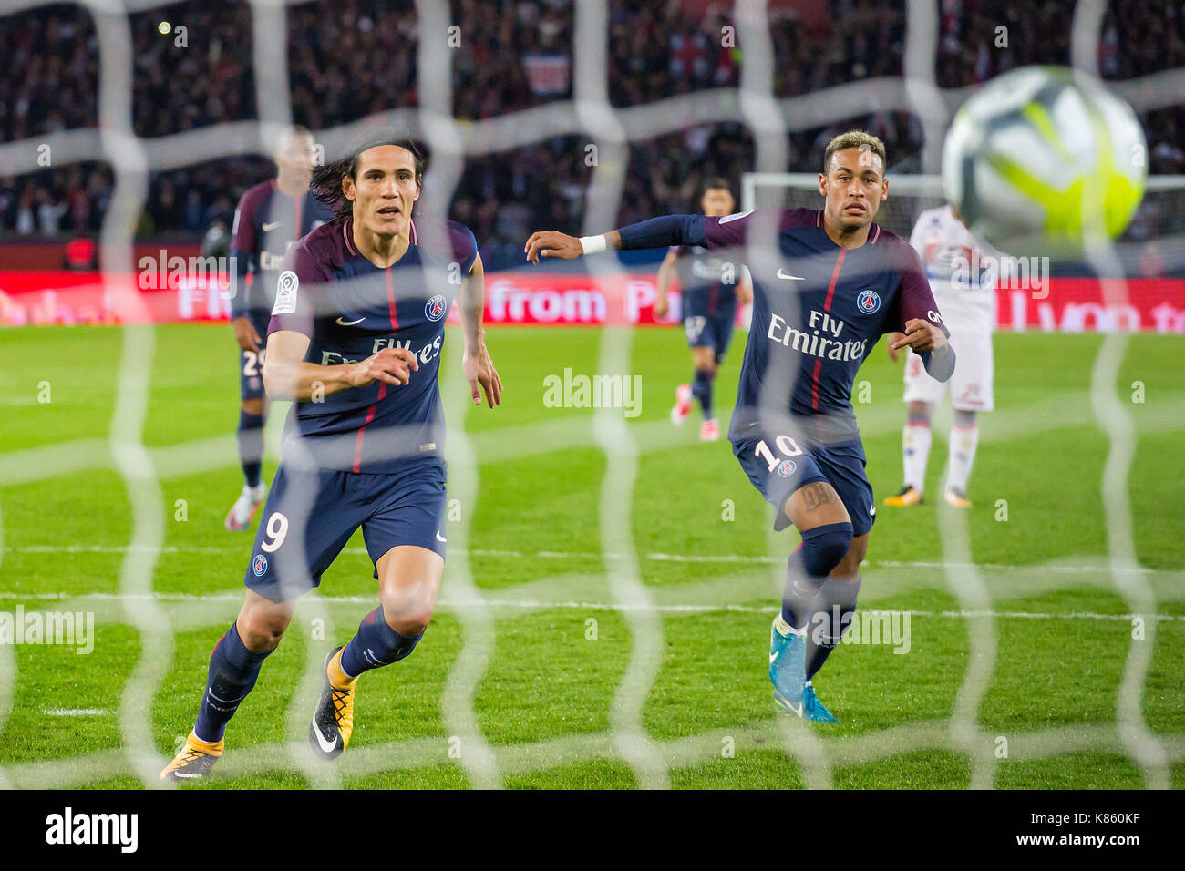 Edinson Cavani e Neymar Jr in azione durante il French Ligue 1 partita di calcio tra Paris Saint Germain (PSG) e Olympique Lyonnais (OL) presso il Parc des Princes. Il 17 settembre 2017 a Parigi, Francia Foto Stock