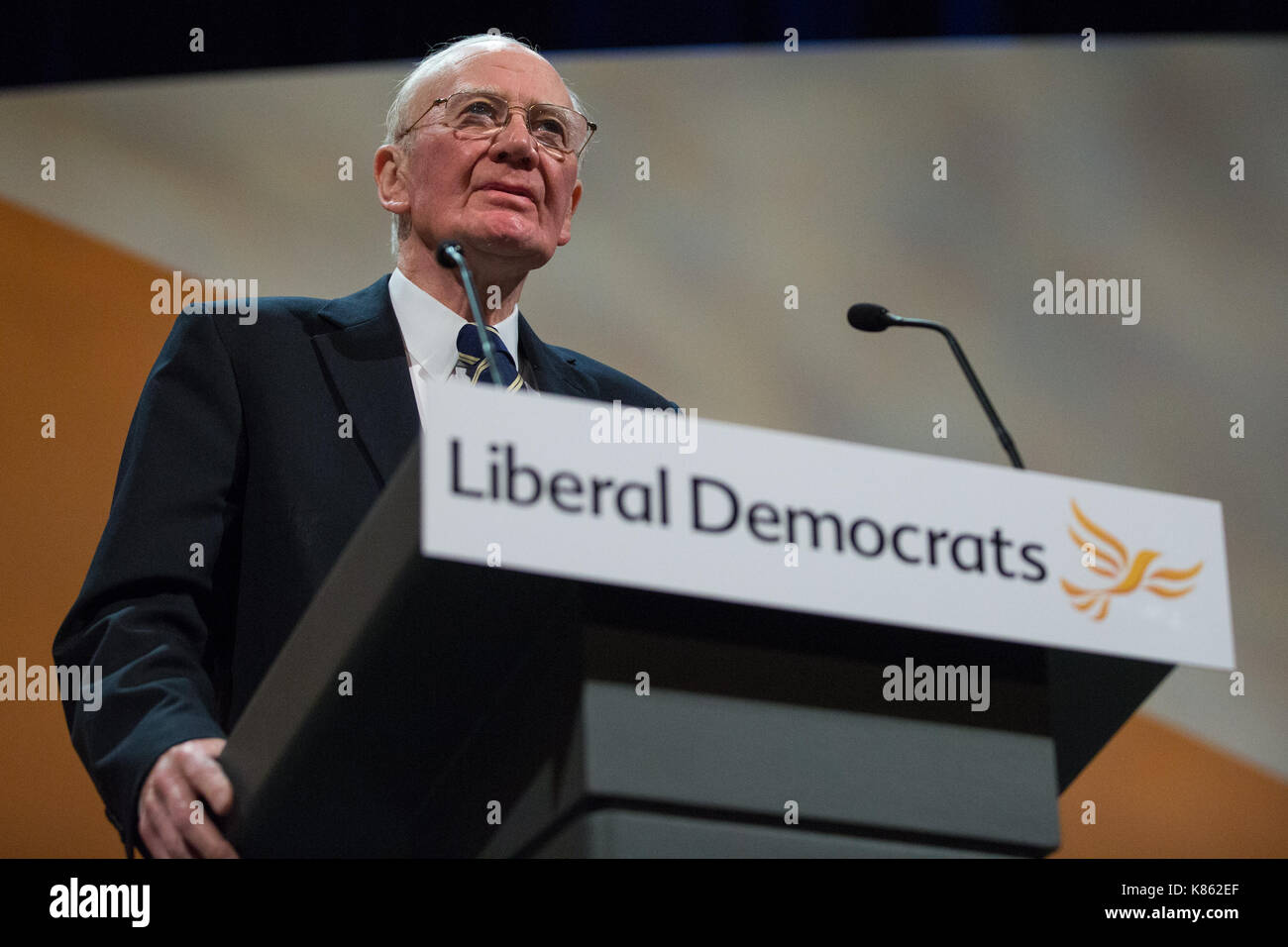 Bournemouth, Regno Unito. Xvii Sep, 2017. Sir Menzies "ing" Campbell parla durante un dibattito sul gruppo del Partito europeo dei liberali democratici politica per l'Unione europea durante la conferenza d'autunno. I membri del partito ha superato una proposta modificata conservando la parte della politica di dare al pubblico l'ultima parola sul finale di termini di Brexit nella forma di un 'Esci da Brexit' referendum e respinto una mossa per ignorare il risultato del referendum e torna la rottamazione di articolo 50. Credito: Mark Kerrison/Alamy Live News Foto Stock