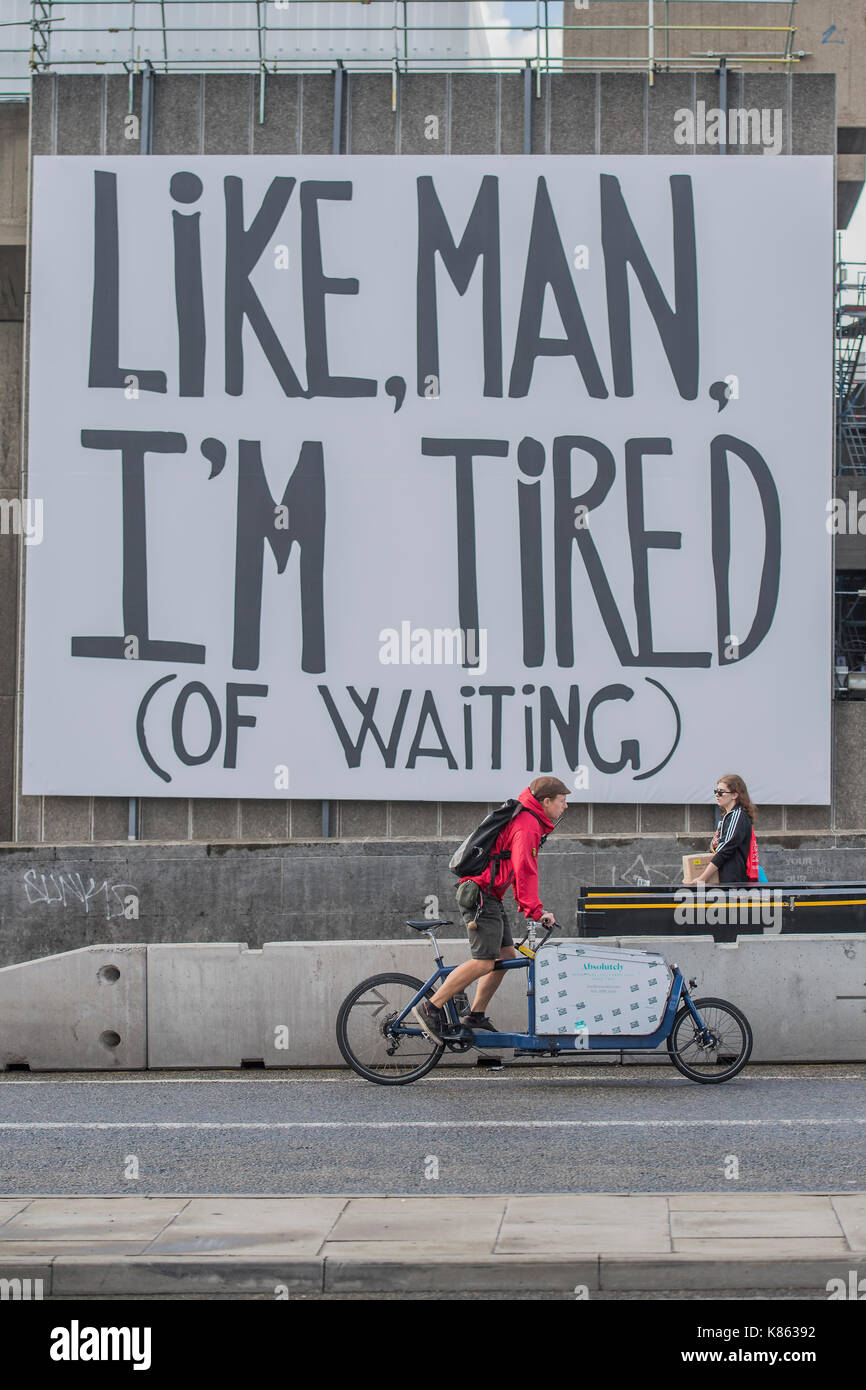 Londra, Regno Unito. Xviii Sep, 2017. Un poster sul complesso di southbank dice come uomo, sono stanco (d'attesa) per il divertimento degli utenti di Waterloo Bridge. Credito: Guy Bell/Alamy Live News Foto Stock