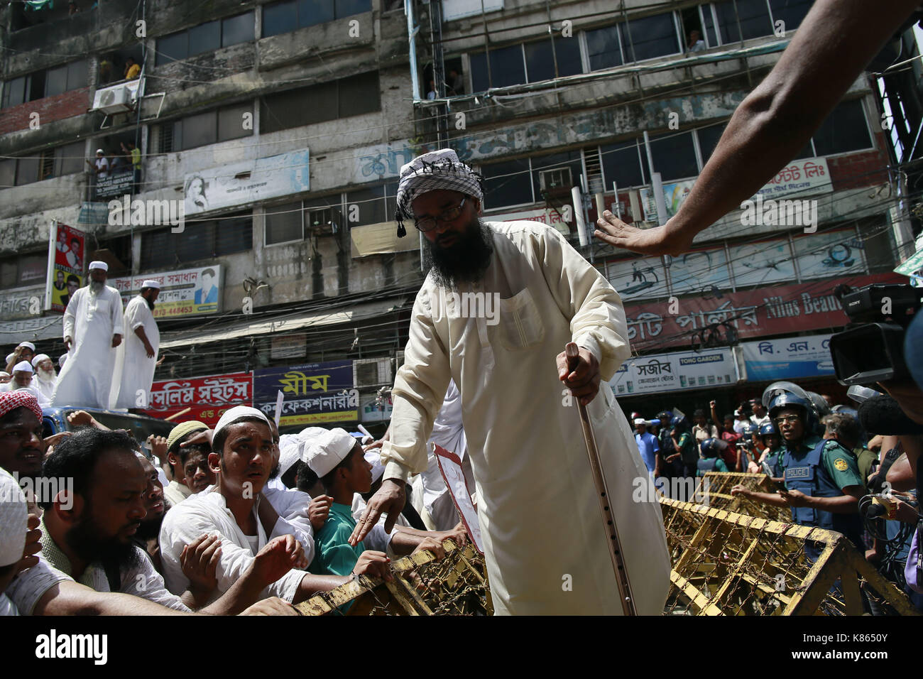 Dacca in Bangladesh. Xviii Sep, 2017. i sostenitori della inflessibile hefazat-e-islam marzo verso il Myanmar embassy per protestare contro la persecuzione dei Rohingya musulmani, a Dhaka, nel Bangladesh. Credito: suvra kanti das/zuma filo/alamy live news Foto Stock