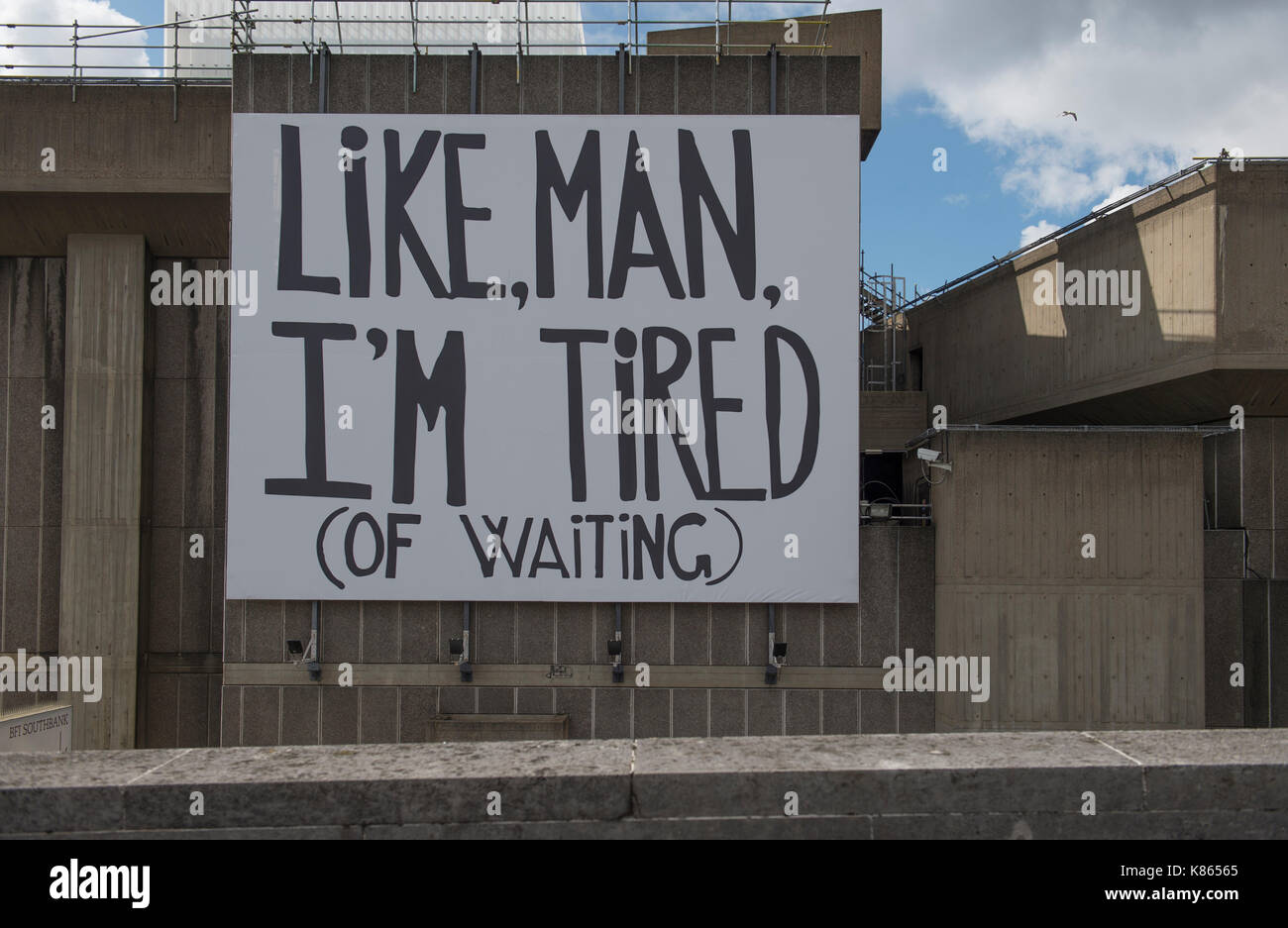 Ponte di Waterloo, Londra, Regno Unito. 18 settembre, 2017. poster grande segno sul lato meridionale di waterloo bridge: come uomo, sono stanco (d'attesa). Credito: malcolm park/alamy live news. Foto Stock