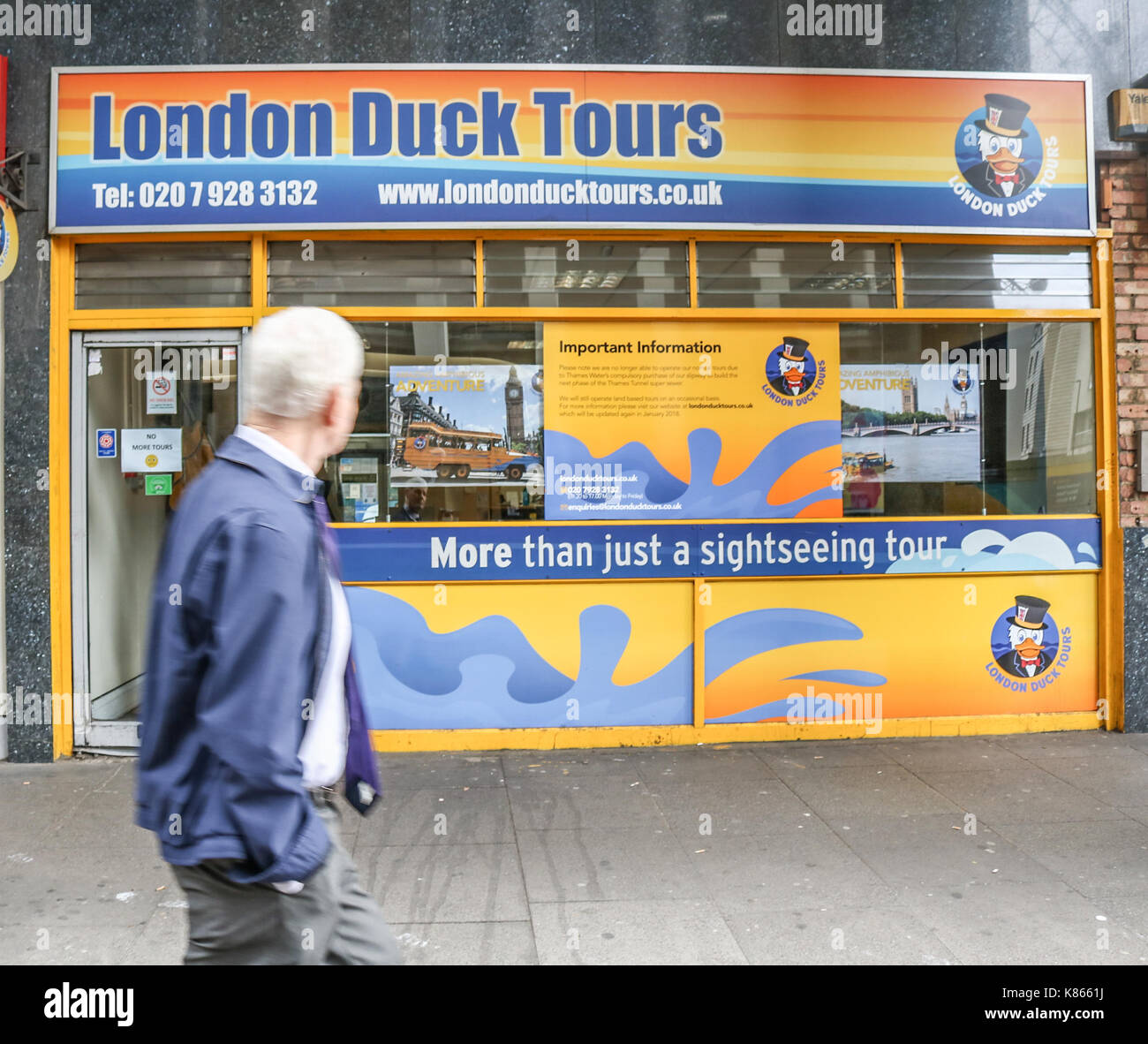 Londra, Regno Unito. Xviii Sep, 2017. Il anfibi london duck tours cessa di funzionare dopo la perdita di accesso a scivolo sul Albert Embankment dovuta alla Thames Water supersewer opere di costruzione. Il anfibi anatre hanno giocato un ruolo fondamentale nella seconda guerra mondiale e sono stati originariamente utilizzato per trasportare le forniture provenienti da navi a punti sulla terra per salvare vite umane credito: amer ghazzal/alamy live news Foto Stock