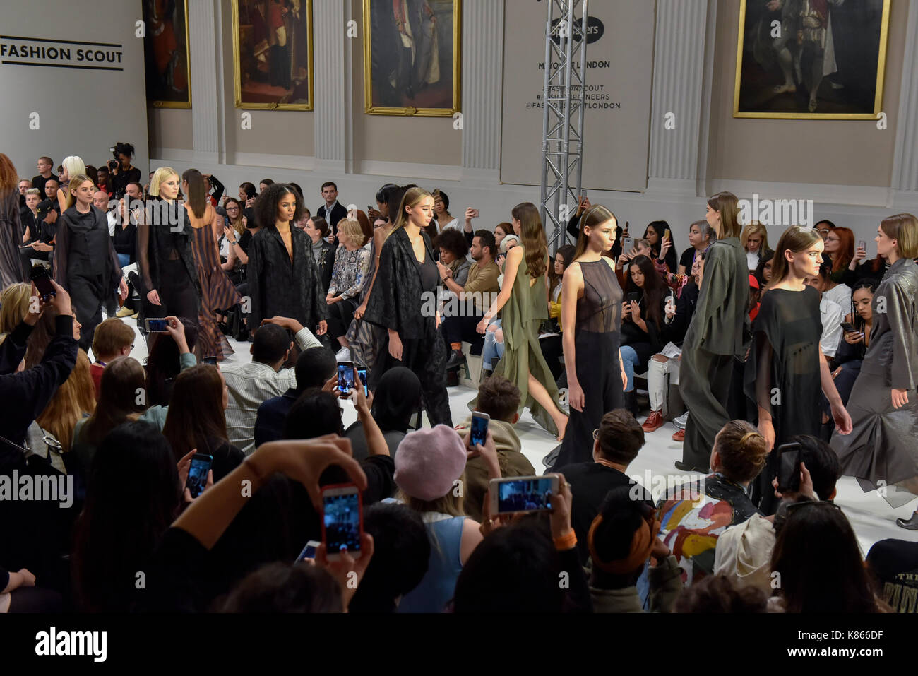 Londra, Regno Unito. Il 18 settembre 2017. Modelli presente guarda da IRYNVIGRE presso Fashion Scout in Covent Garden, uno dei molti luoghi che ospita la London Fashion Week SS18. Credito: Stephen Chung / Alamy Live News Foto Stock