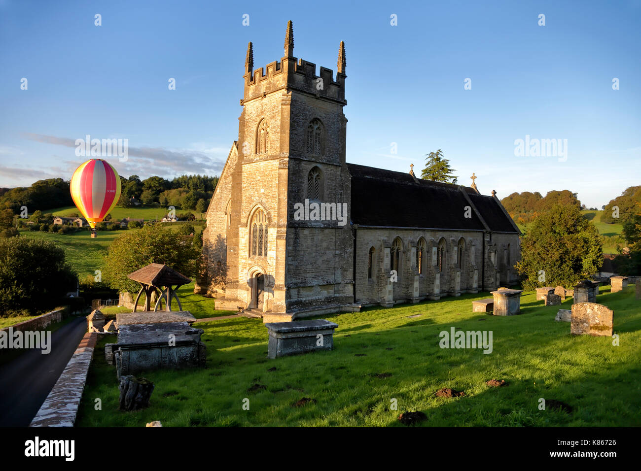 Horningsham, Wiltshire, Regno Unito.xvii settembre, 2017.Le condizioni meteo perfette questa sera consentito per una massa lancio di palloni aerostatici longleat house facendo uno splendido sfondo per San Giovanni Battista nel villaggio di horningsham come hanno preso parte al longleat sky safari in mongolfiera ad aria calda la stravaganza.horningsham, Wiltshire, Regno Unito credito: Andrew harker/alamy live news Foto Stock