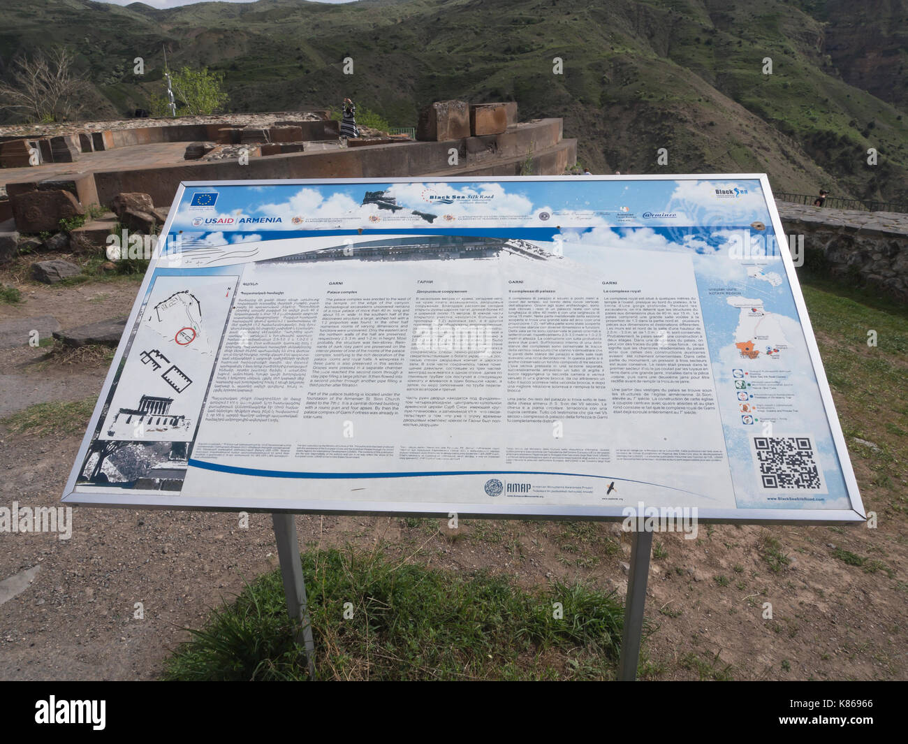 Scheda di informazioni a Garni, Kotajk provincia, Armenia con spiegazioni circa il famoso tempio romano e le terme Foto Stock