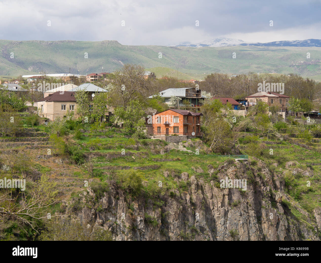 Case nel villaggio di Garni, Kotajk provincia, Armenia famosa per il suo antico tempio, sul bordo di un altopiano sopra il burrone Garni Foto Stock