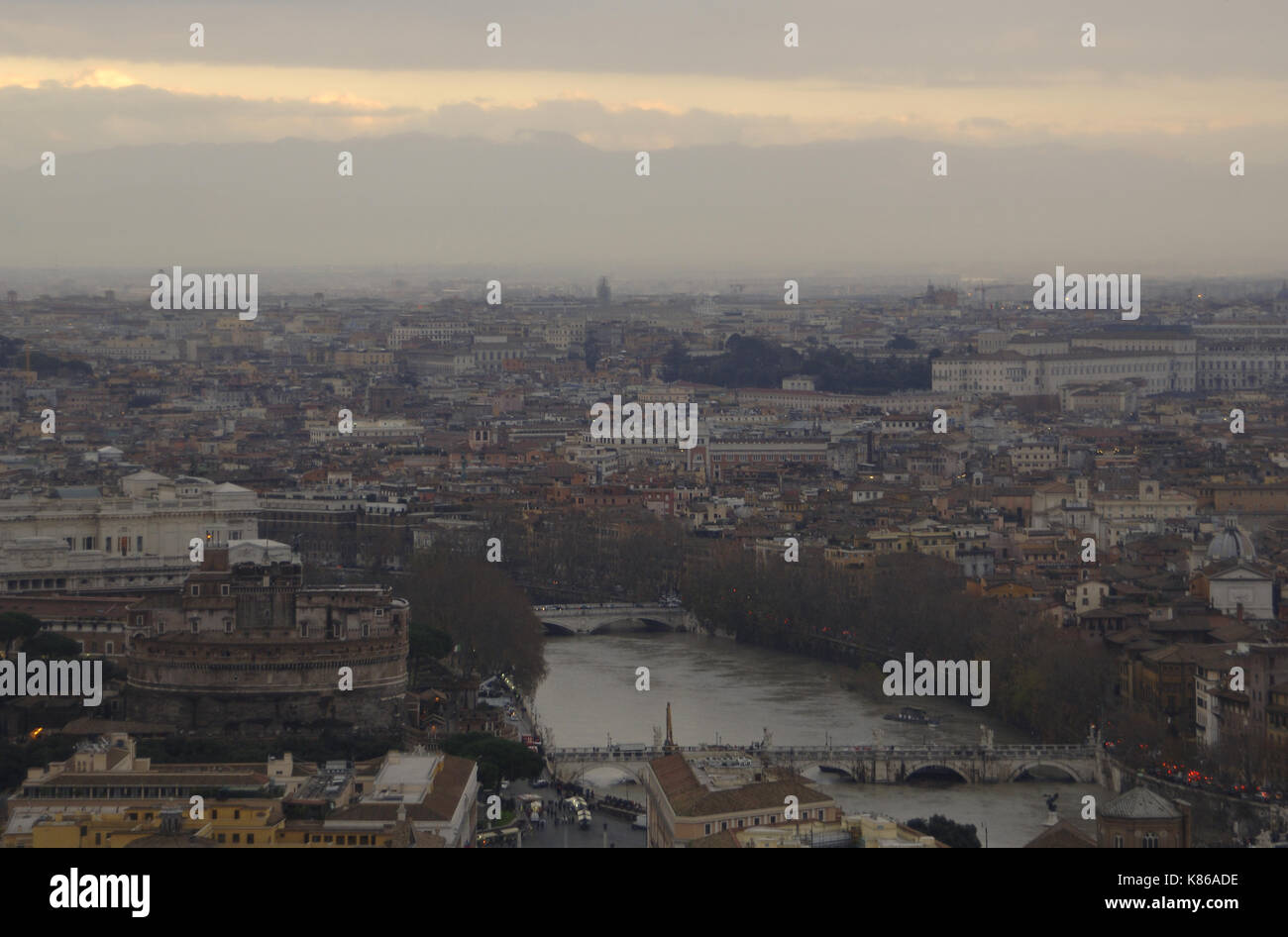 Italia. Roma. città e castel Sant'Angelo, sulla riva destra del Tevere. Foto Stock