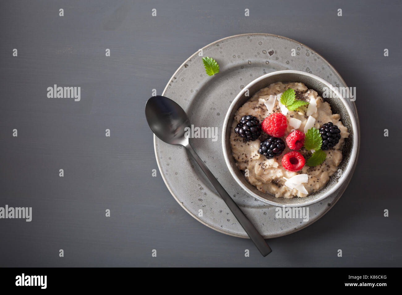 Sana colazione fiocchi d'avena porridge con lampone blackberry Foto Stock