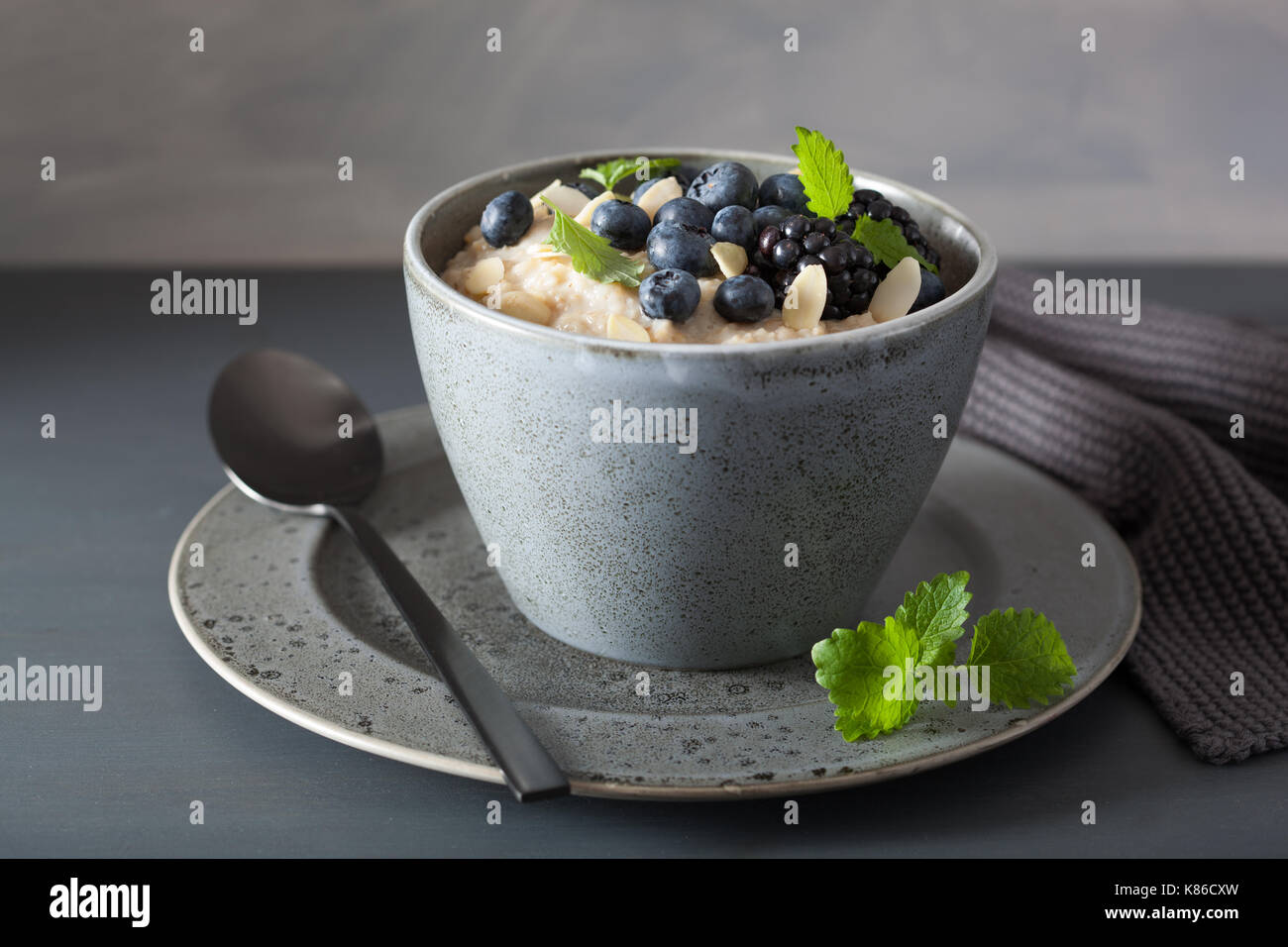 Sana colazione acciaio tagliati i fiocchi d'avena porridge con mirtillo blackberry Foto Stock