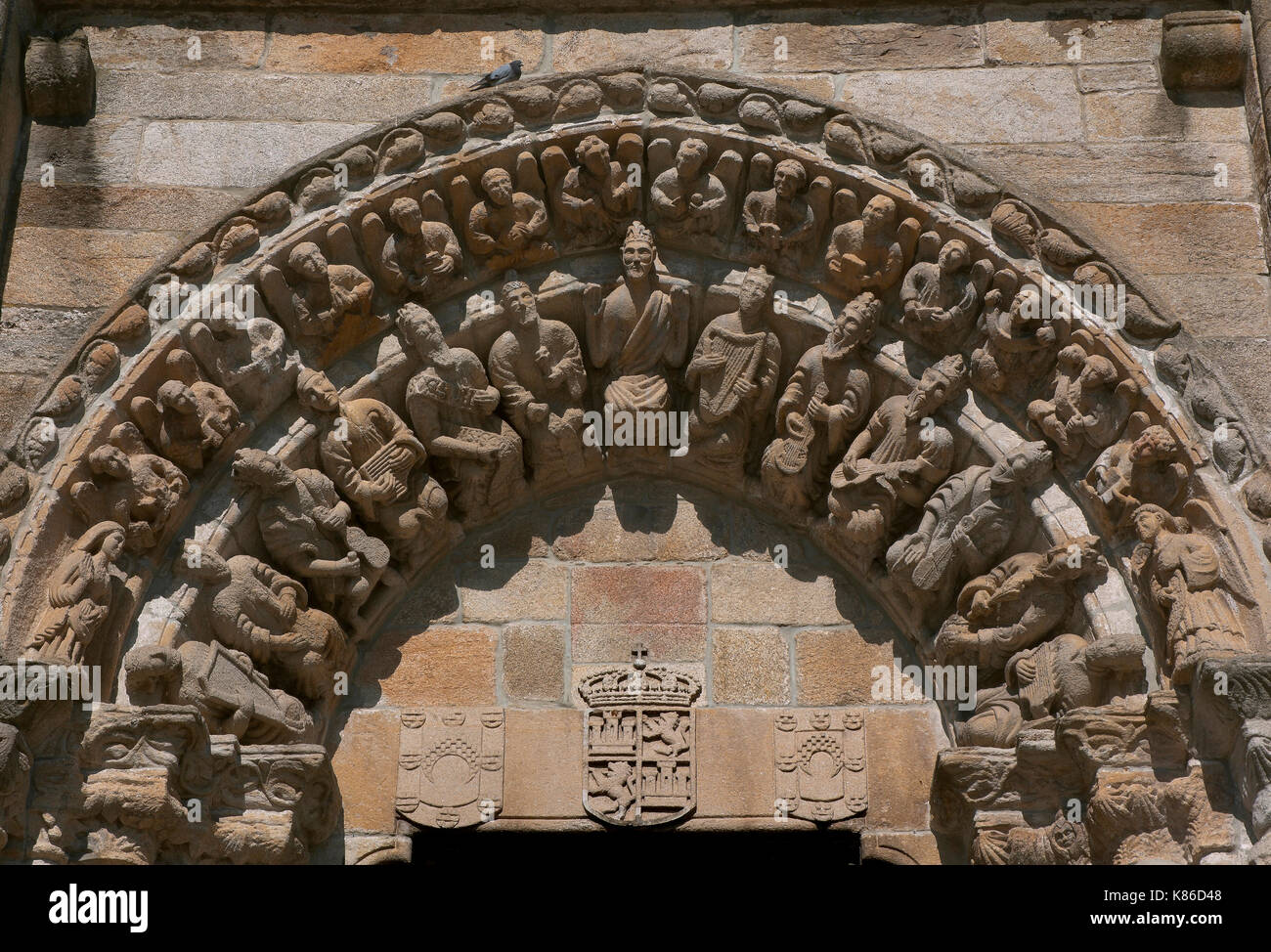 Chiesa di San Martino (15 ° secolo), porta con Gesù e dodici anziani dell'Apocalisse, Noya, la Coruna provincia, Regione della Galizia, Spagna, Europa Foto Stock