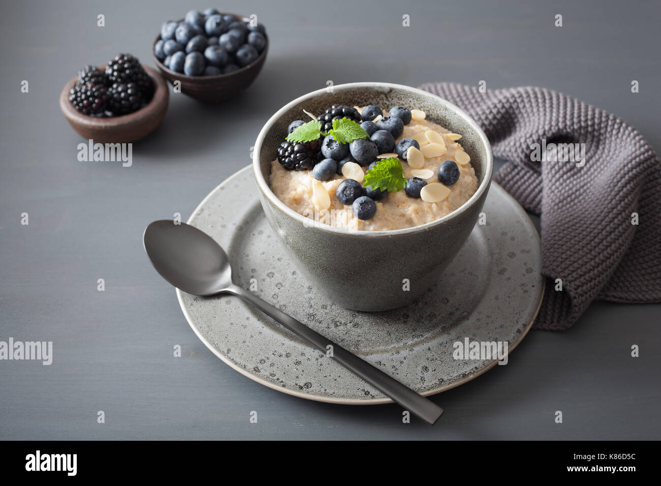 Sana colazione acciaio tagliati i fiocchi d'avena porridge con mirtillo blackberry Foto Stock