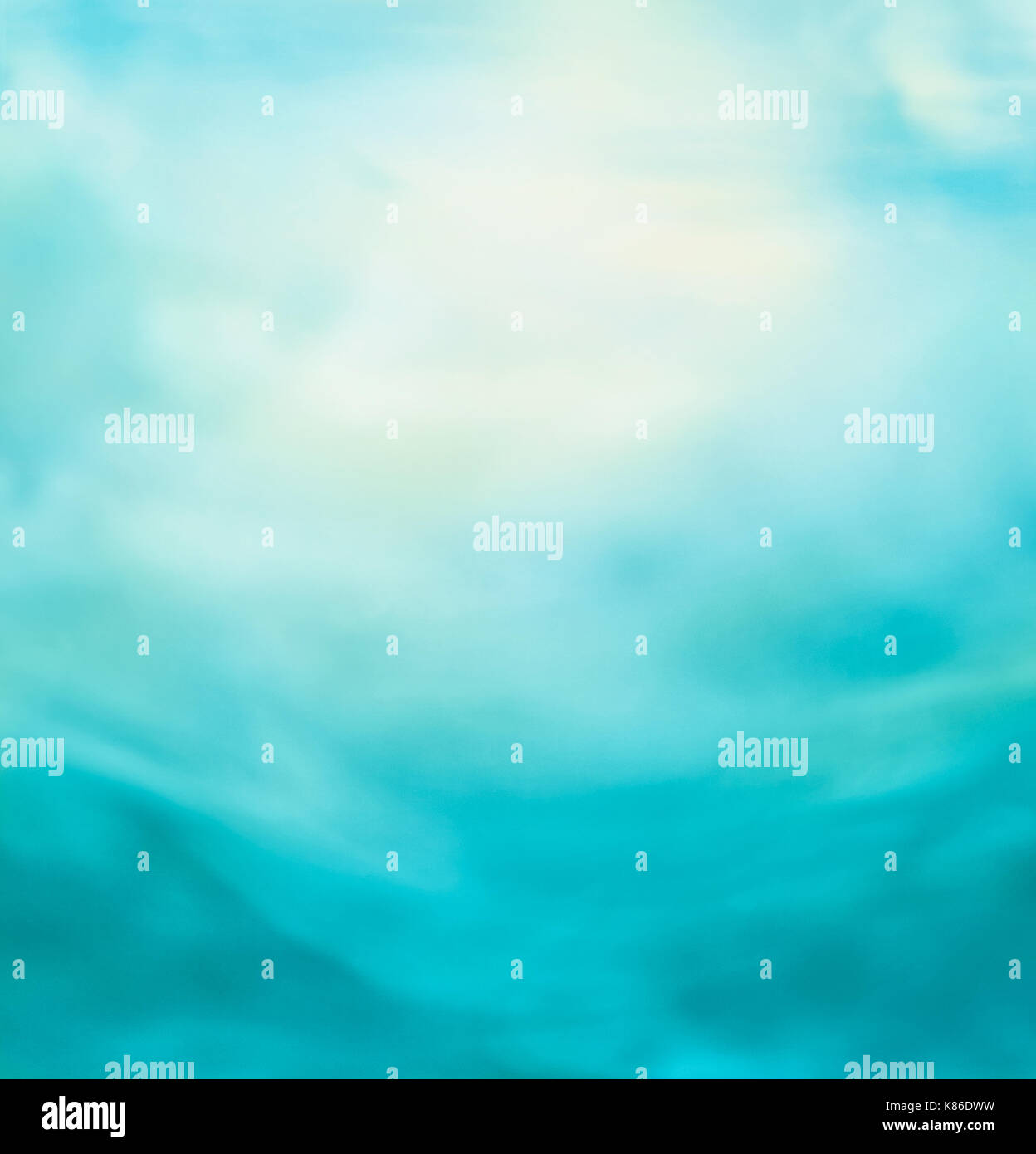 Primavera o estate natura astratta lo sfondo con il blu del mare e del cielo. ocean blur Foto Stock