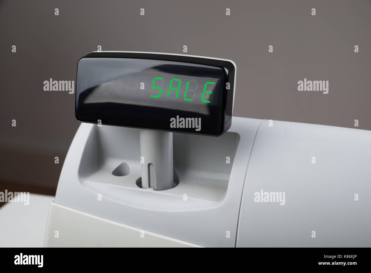 Close-up della parola vendita sul display digitale del registratore di cassa Foto Stock