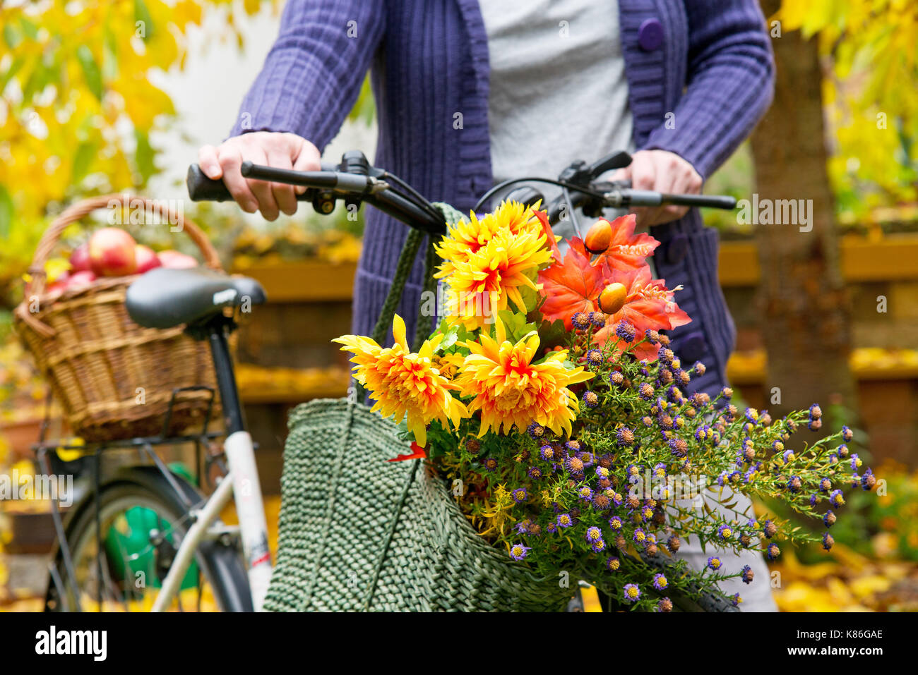 Donna con bouquet di fiori in borsa per la spesa Foto Stock