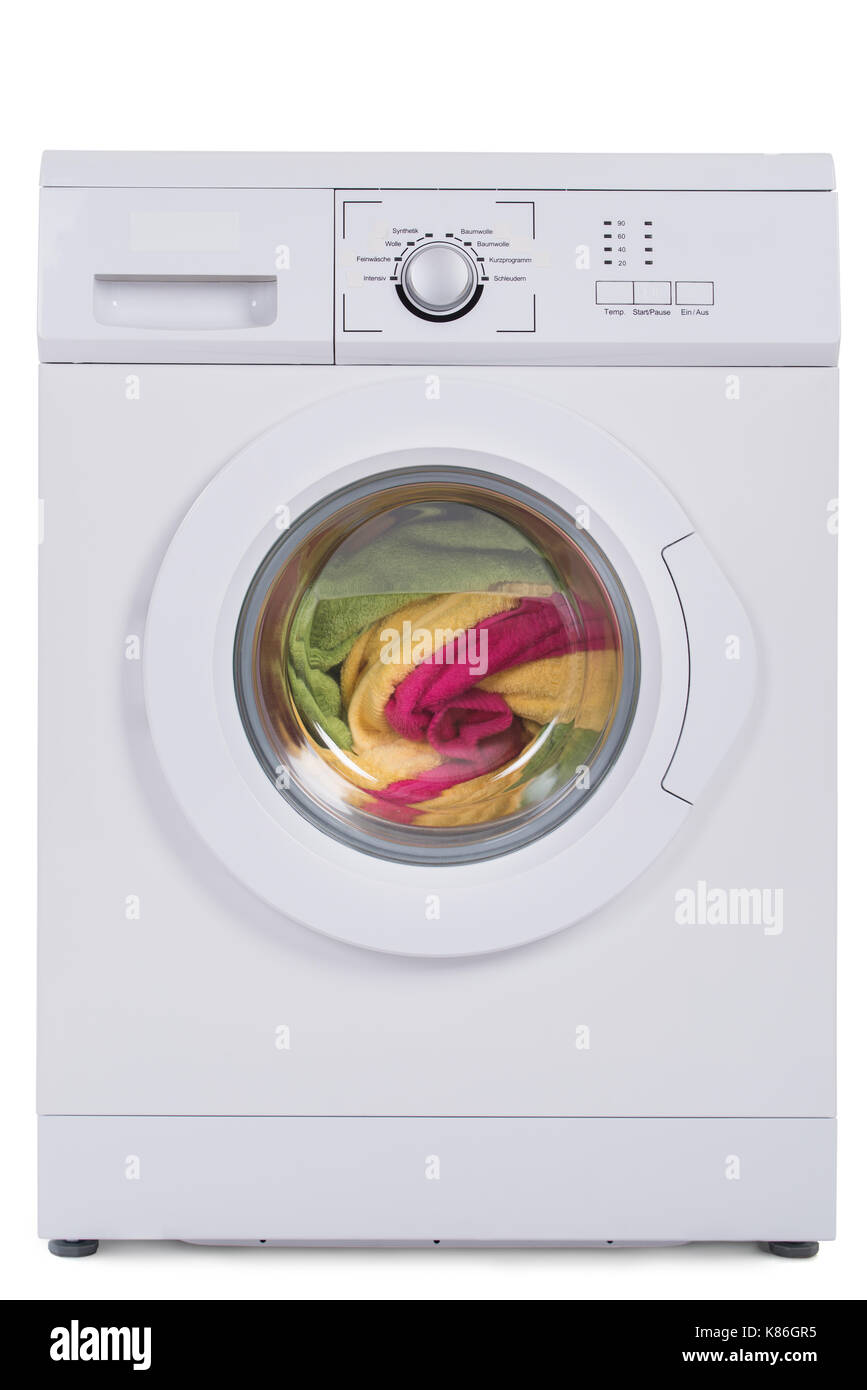 Macchina di lavaggio piena di vestiti sporchi isolata contro sfondo blu Foto Stock