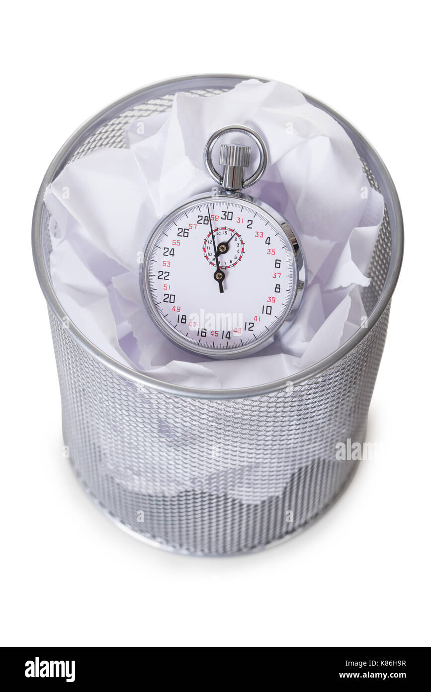 Sveglia su carte nel bidone della spazzatura contro uno sfondo bianco Foto Stock