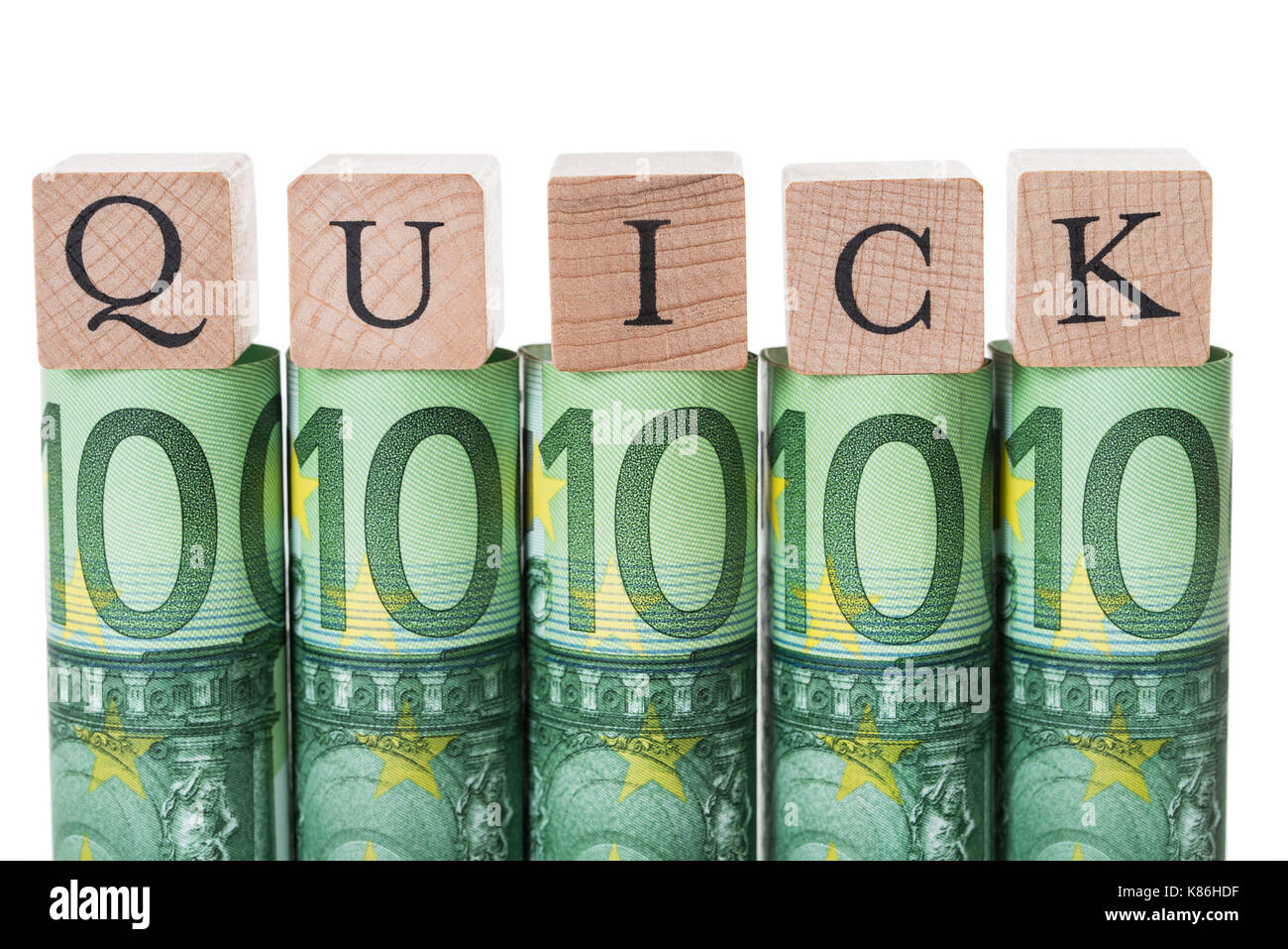 Quick blocchi disposti su laminati note di euro contro uno sfondo bianco Foto Stock