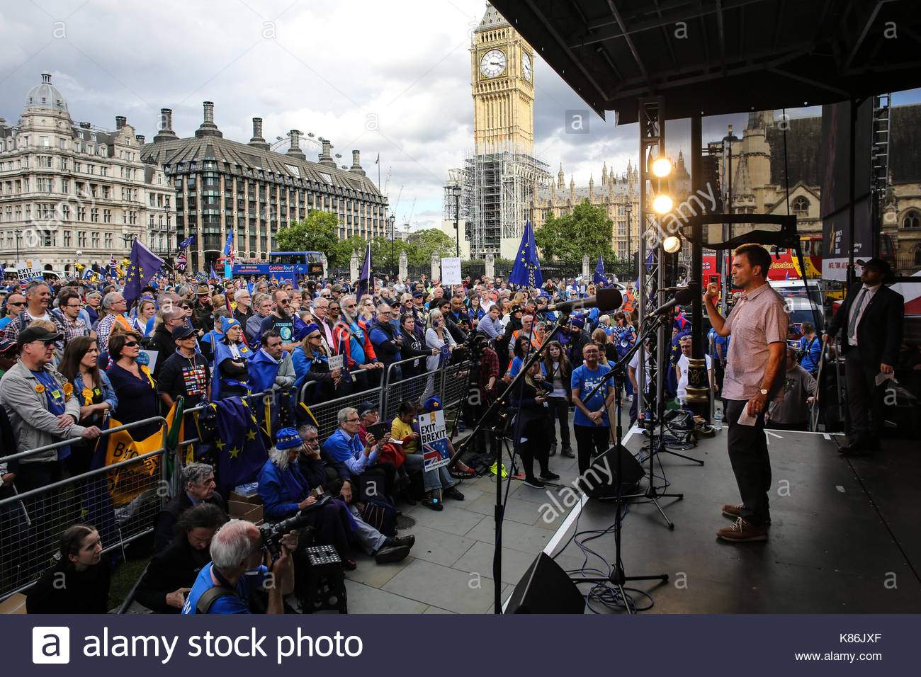 Gruppo del Partito europeo dei liberali democratici politico freno Tom parla alla folla ad un anti-Brexit rally nel settembre 2017 Foto Stock