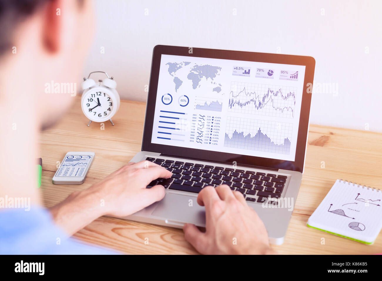 Analizzando gli investitori finanziari on line stock exchange grafico con dati e business grafico sullo schermo del computer Foto Stock