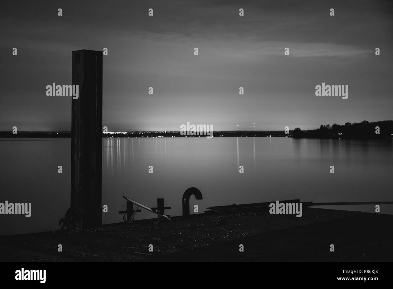 Foto in bianco e nero di un tranquillo lago Foto Stock