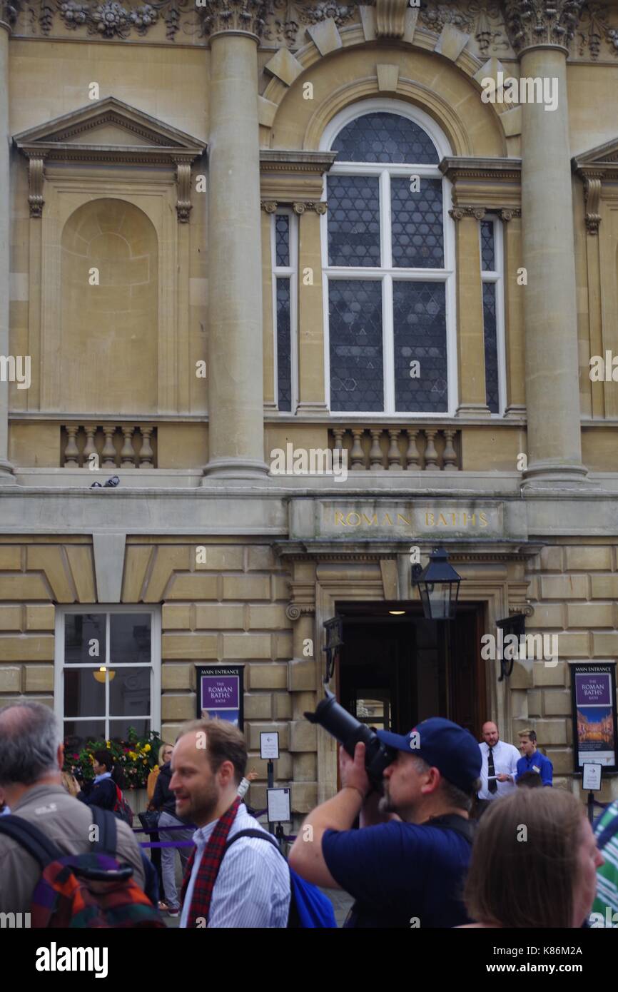 Fotografo Turistico Fuori Le Terme Romane. Città di Bath, Somerset, Regno Unito. Agosto 2017. Foto Stock