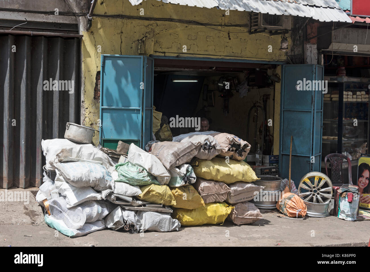 Un mucchio di sacchi e accessori auto in un negozio di Pettah Market a Colombo, Sri Lanka. Il mercato Pettah è il marchio più grande e funzionale di Colombo Foto Stock