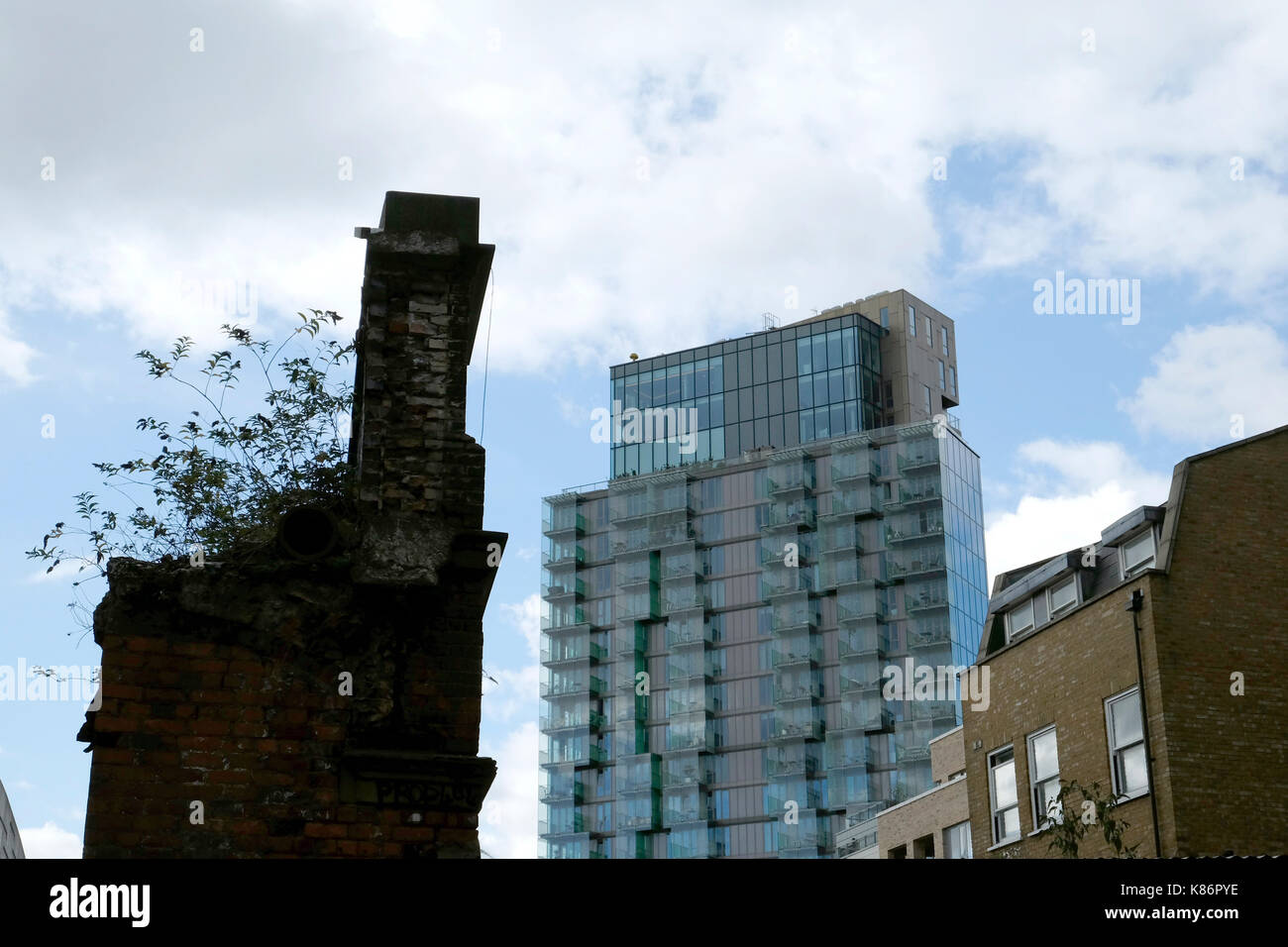 Una vista di un nuovo blocco a torre di appartamenti da Brick Lane, Londra. Foto Stock