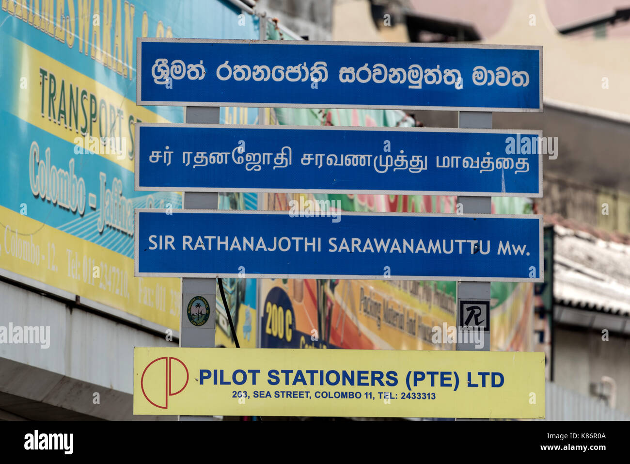 Uno dei segnali stradali in tre lingue in pettah mercato in Colombo, Sri lanka. pettah marketis colombo è il più grande e più funzionale mercato d Foto Stock