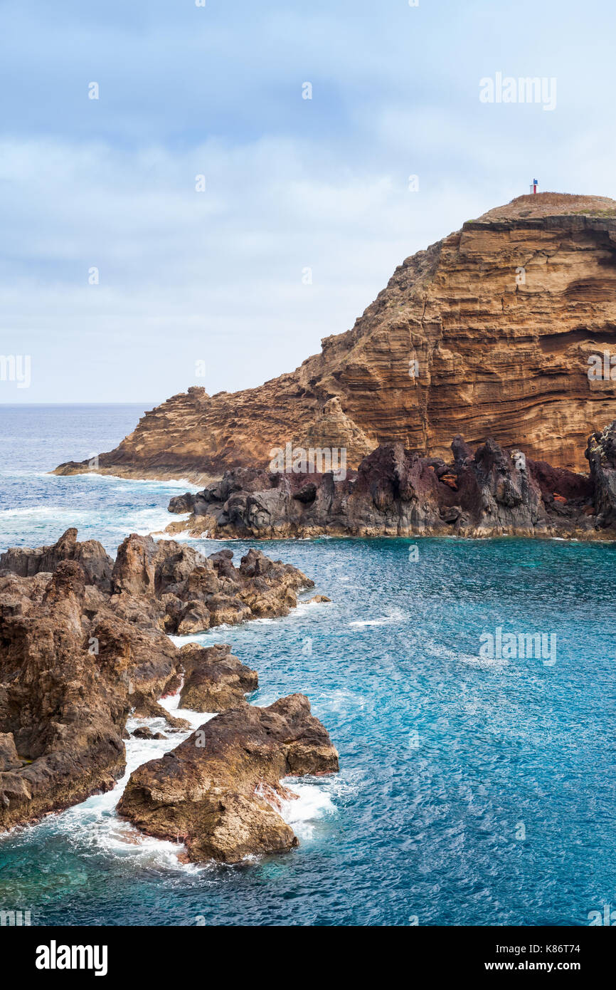 Paesaggio verticale. rocce costiere di Porto Moniz, isola di Madeira, Portogallo Foto Stock