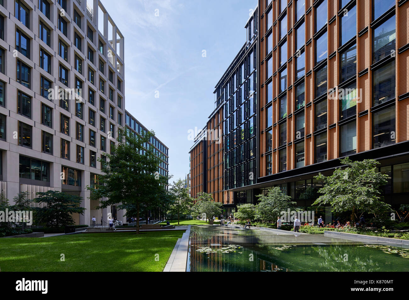 Vista lungo la sede centrale di Google su 6 Pancras Square con il parcheggio di piazza e riflessioni in uno stagno. King's Cross Station Wagon, Londra, Regno Unito. Arc Foto Stock