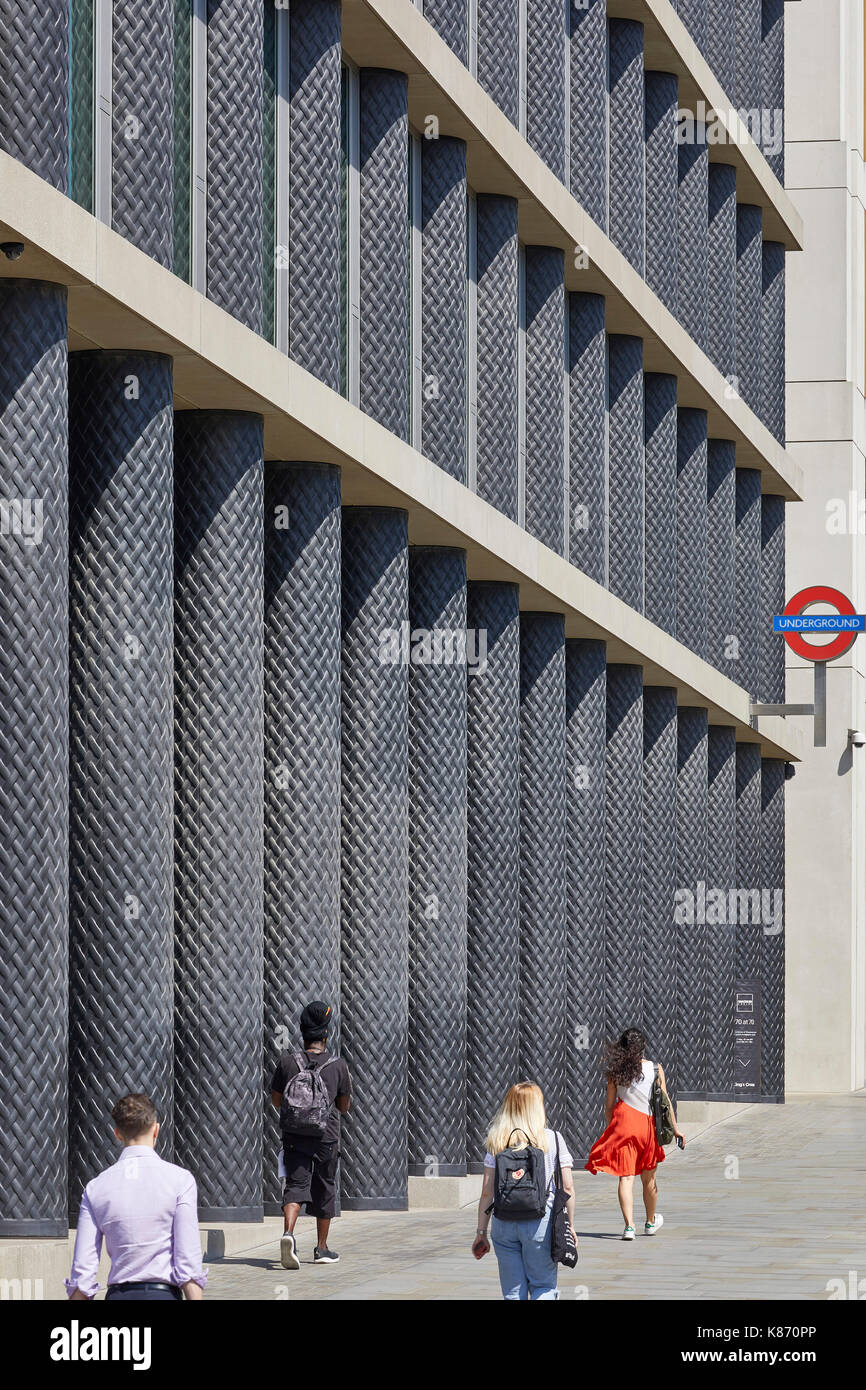 Ingresso di St Pancras stazione della metropolitana con la gente a piedi fino alla collina. King's Cross Station Wagon, Londra, Regno Unito. Architetto: vari architetti Foto Stock