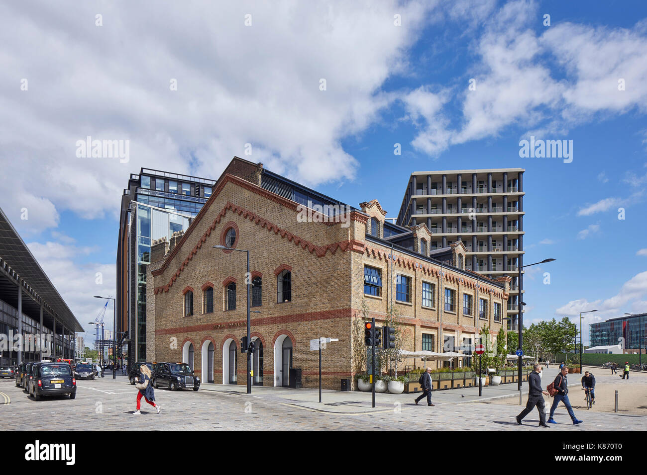 Il tedesco della palestra e uno Pancras Square, con la gente a piedi alla stazione. David Chipperfield Architects. King's Cross Station Wagon, London, Regno Unito Foto Stock