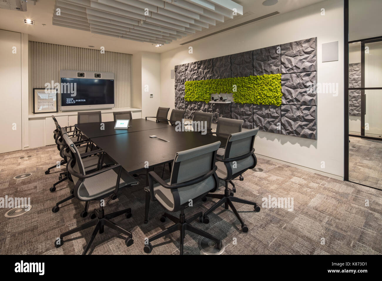 Sala riunioni con opere d'arte vivente. YOOX Net-a-porter uffici, Londra, Regno Unito. Architetto: Grimshaw, 2017. Foto Stock