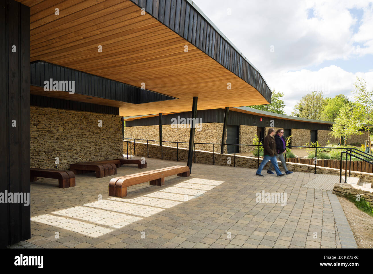 Vista di uno spazio esterno del padiglione principale. Centro di Lakeside, Eastleigh, Regno Unito. Architetto: R H Partnership Architects Ltd, 2017. Foto Stock