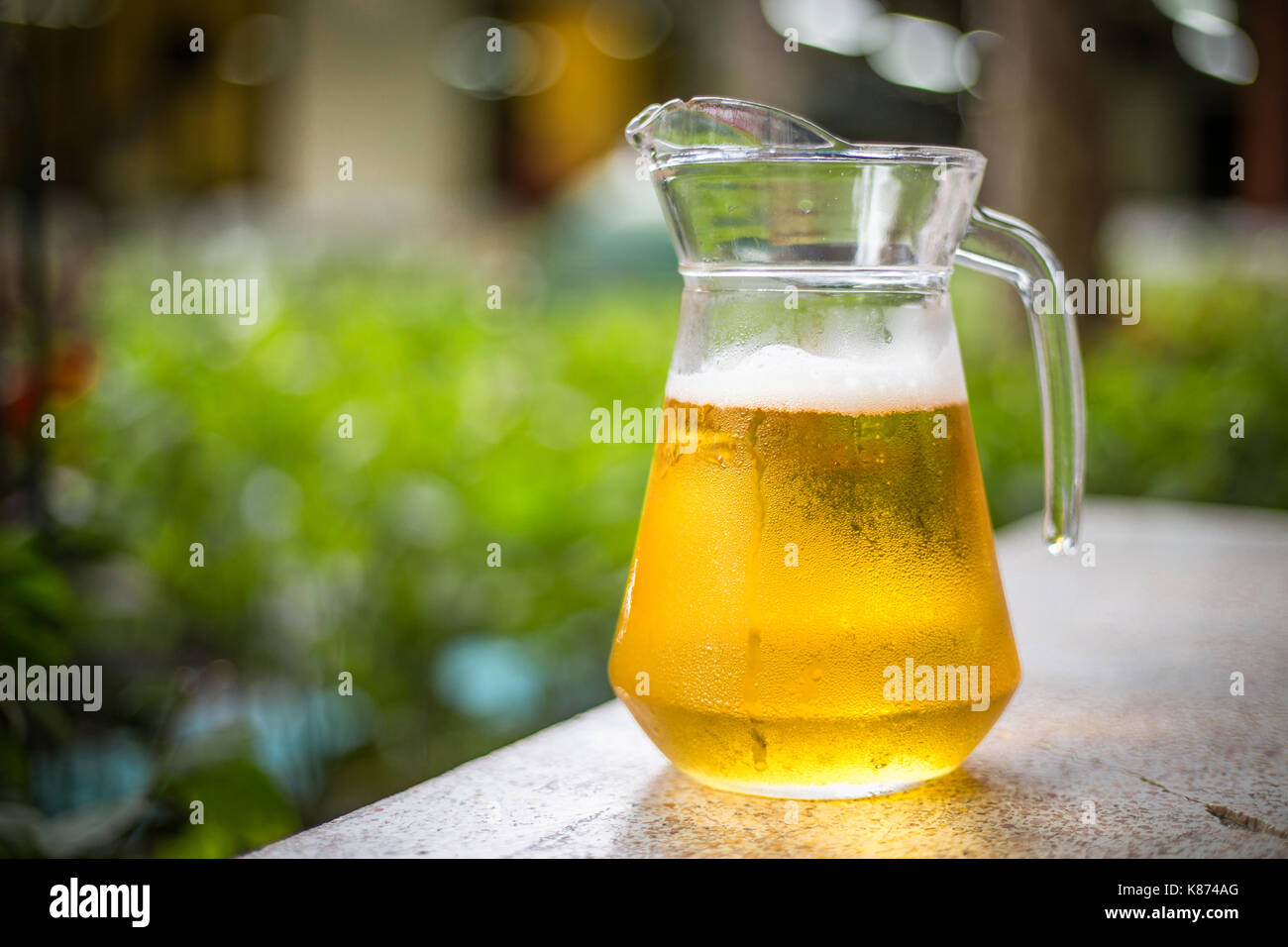 Una birra fresca in una brocca Foto Stock