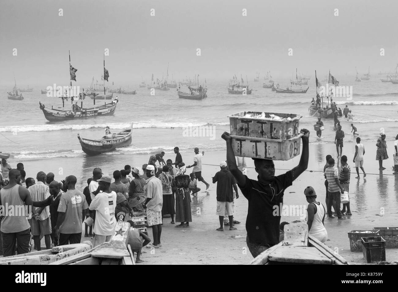 Il Ghana, Accra - 28 dicembre 2016: il ritorno dei pescatori con shore navi dopo la mattina pesca in jamestown porta in Accra, Ghana Foto Stock