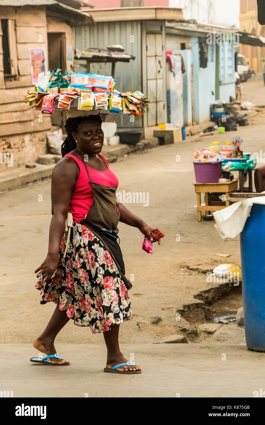 Il Ghana, Accra - 28 dicembre 2016: Africa Ghana donna vendita di bustine di tè sulla strada di Accra, in Ghana Foto Stock