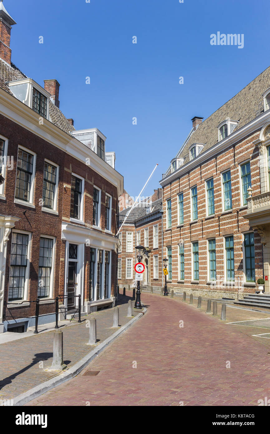 Strada con case storiche nel centro di Utrecht, Olanda Foto Stock