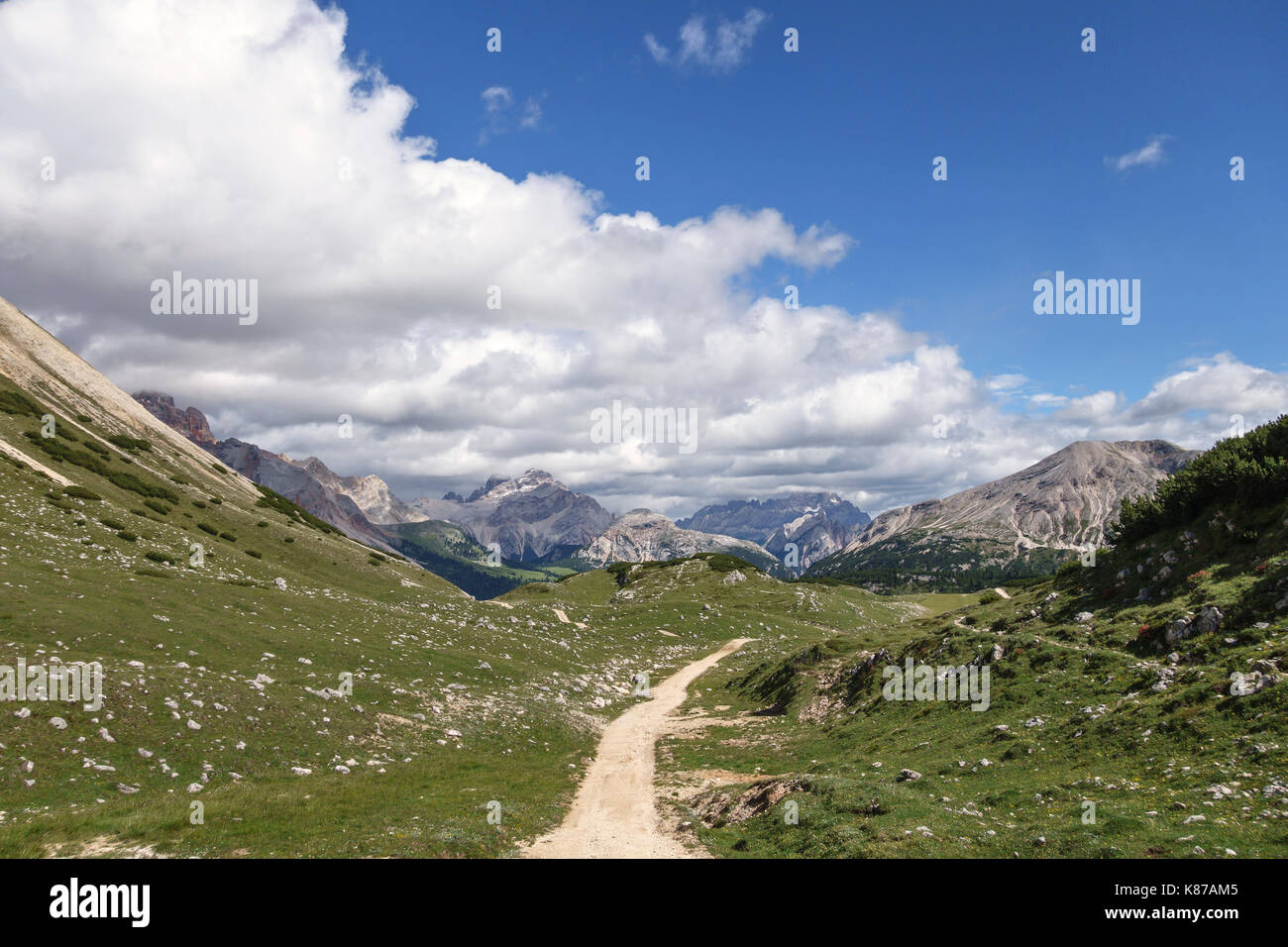 Italia Settentrionale, le Dolomiti. Il percorso di lunga distanza Alta Via 1 in estate, sulla strada per il Rifugio Sennes Foto Stock