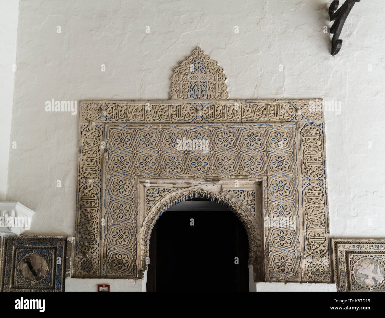 La decorazione di un arco nel cortile di fanciulle (Patio de las Doncellas) in Alcázar di Siviglia Foto Stock