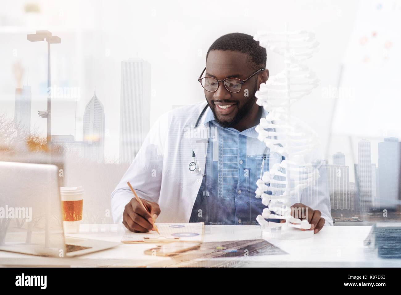 Medico occupato lavorando nell'armadio Foto Stock