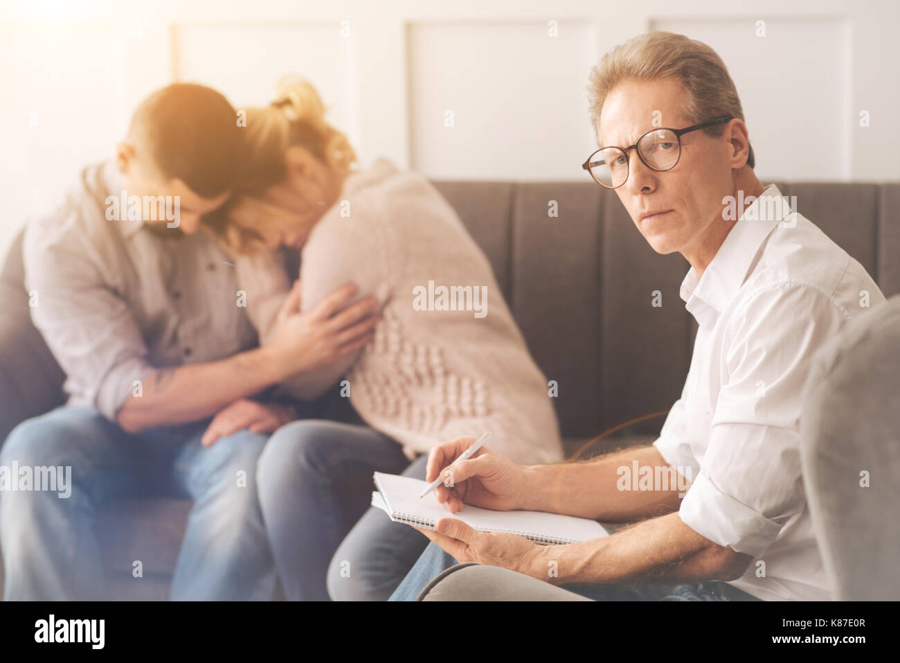 Maschio intelligente psicologo guardando a voi Foto Stock