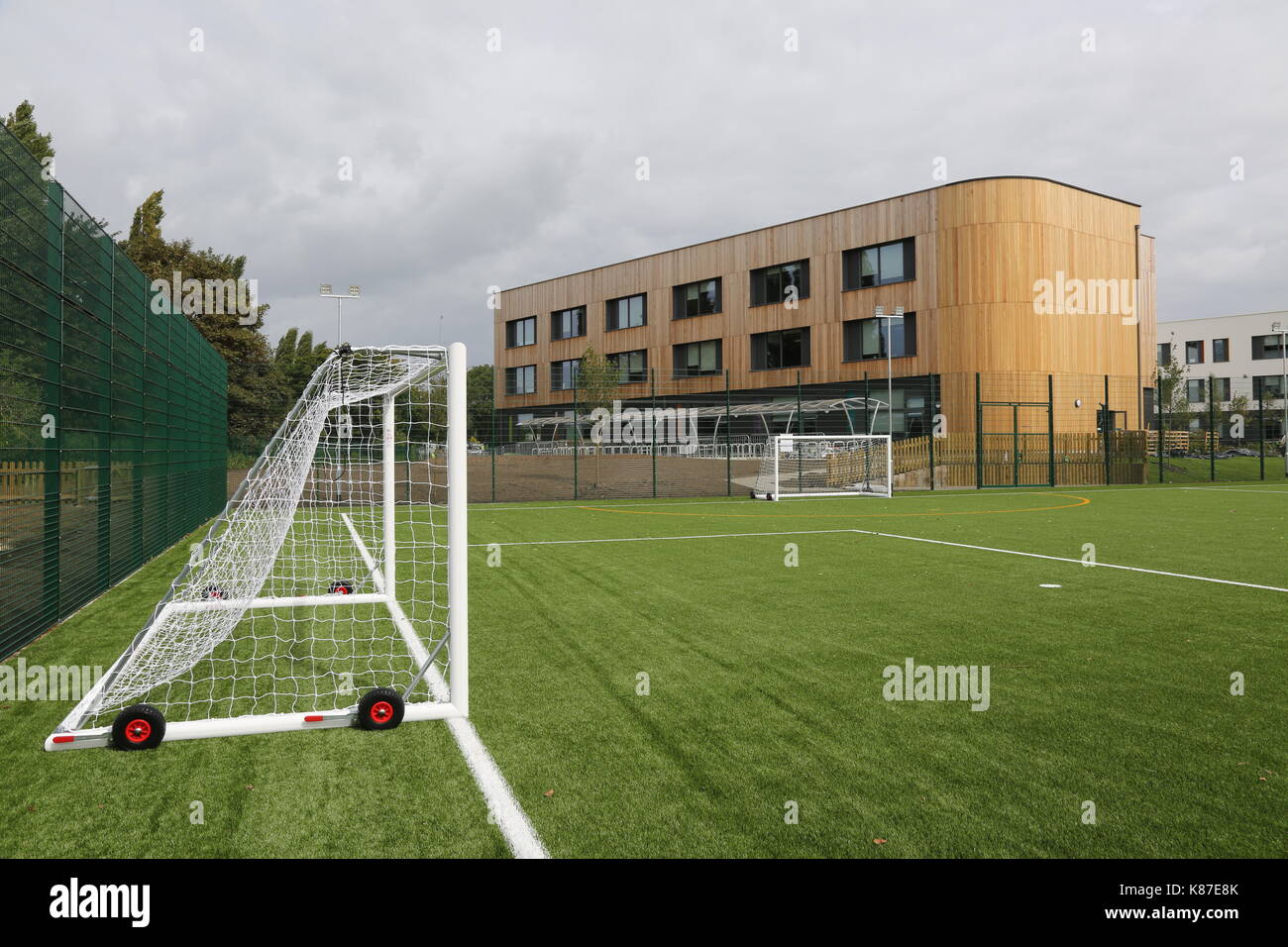 Un'erba artificiale all-weather football pitch in una nuova scuola secondaria a Slough, Regno Unito Foto Stock