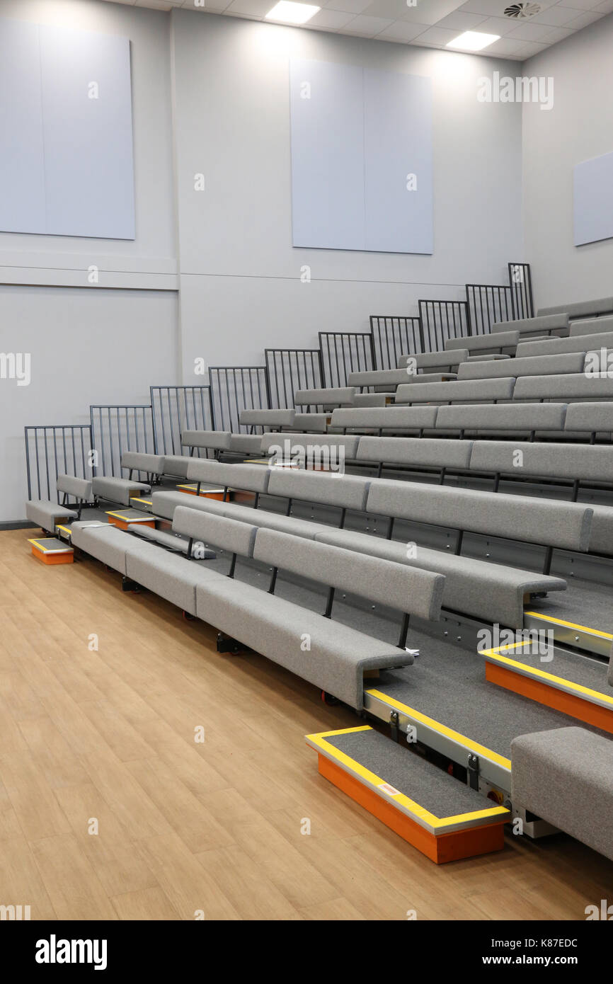 Interno di un assembly hall a una nuova accademia di Londra scuola. mostra 'apribile candeggiante' posti a sedere in posizione per l'uso. Foto Stock