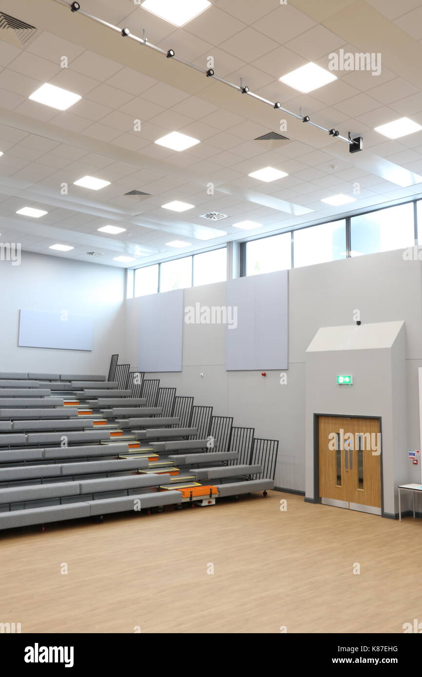 Interno di un assembly hall a una nuova accademia di Londra scuola. mostra 'apribile candeggiante' posti a sedere in posizione per l'uso. Foto Stock