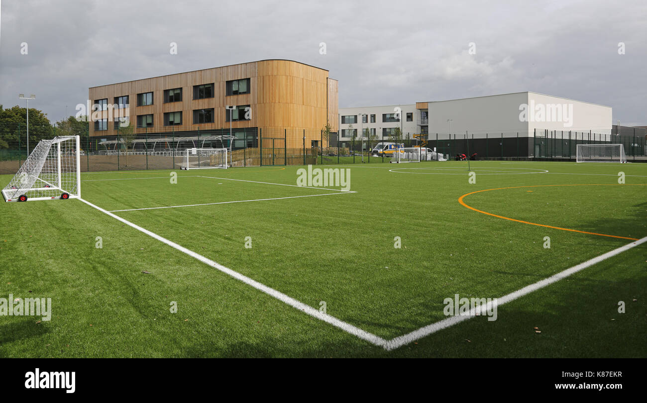 Un'erba artificiale all-weather football pitch in una nuova scuola secondaria a Slough, Regno Unito Foto Stock