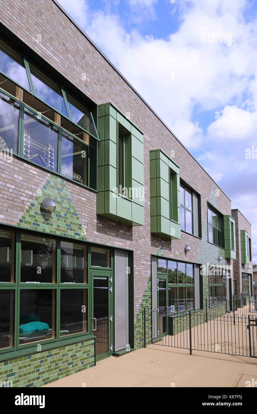Una nuova scuola primaria nel sud est di Londra dotata di vetri, mattoni verdi in esterna le sue elevazioni. Foto Stock