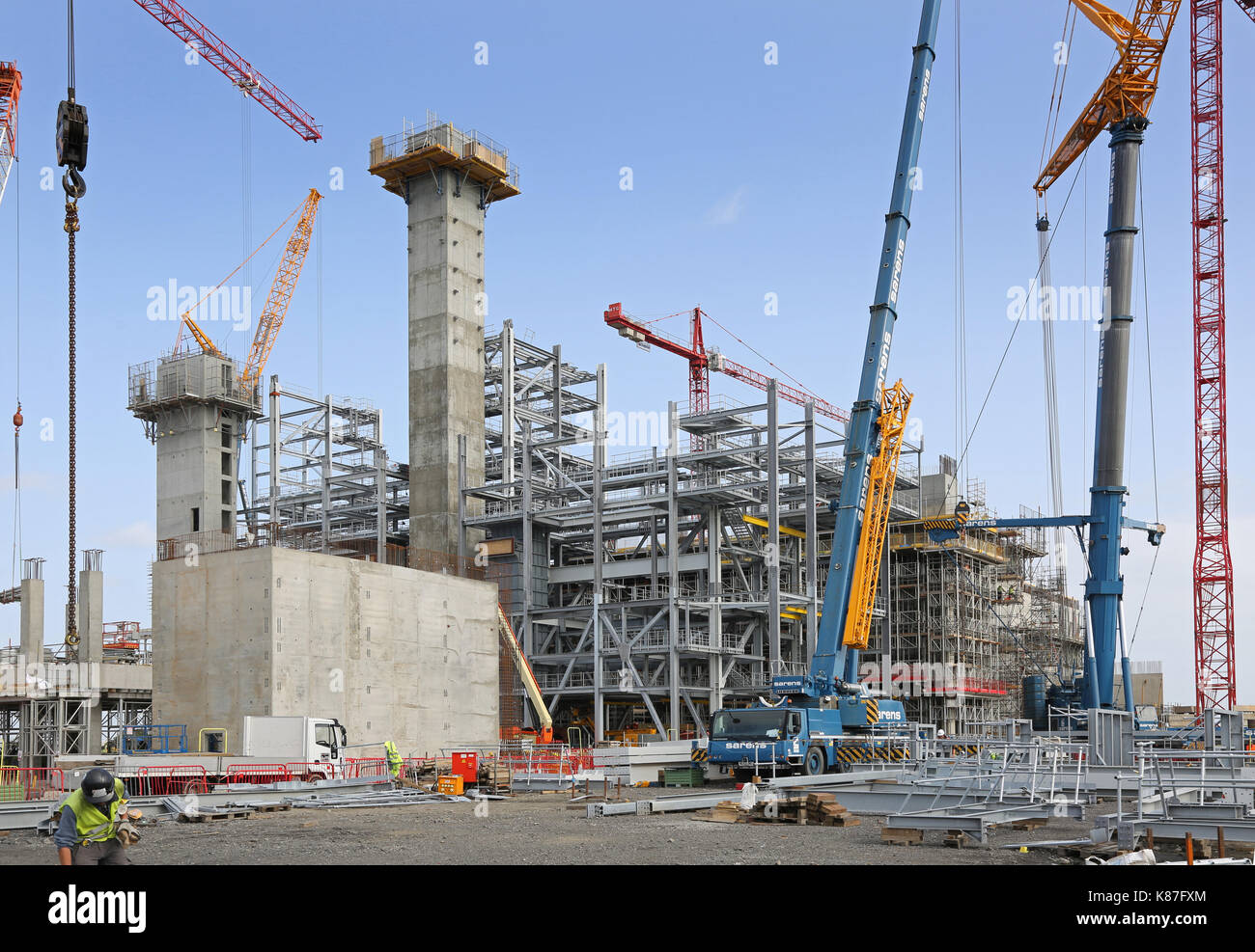 Una nuova energia da rifiuti power station in costruzione vicino a Sittingbourne, Kent, Regno Unito. Mostra la costruzione di muri di cemento e telaio in acciaio. Foto Stock